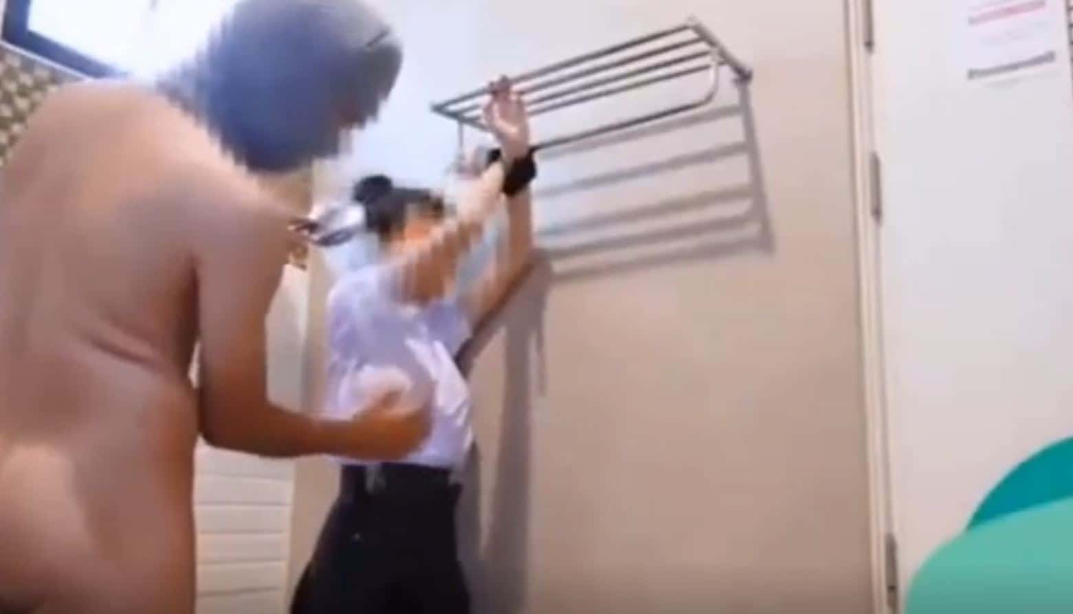 คลิปหลุดงานทางบ้าน จับสาวนักเรียนมอปลายมาเย็ดในห้องน้ำ มัดแข กระแทกหีซะยับเลย