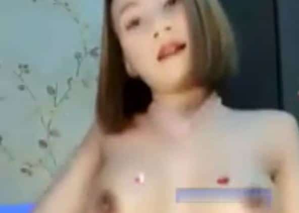 คลิปหลุด VK ไลฟ์สดสาวไทย น้องคนสวย มานั่งเขี่ยหีช่วยตัวเองโชว์กลางไลฟ์ รัวนิ้วใส่มันส์เลย