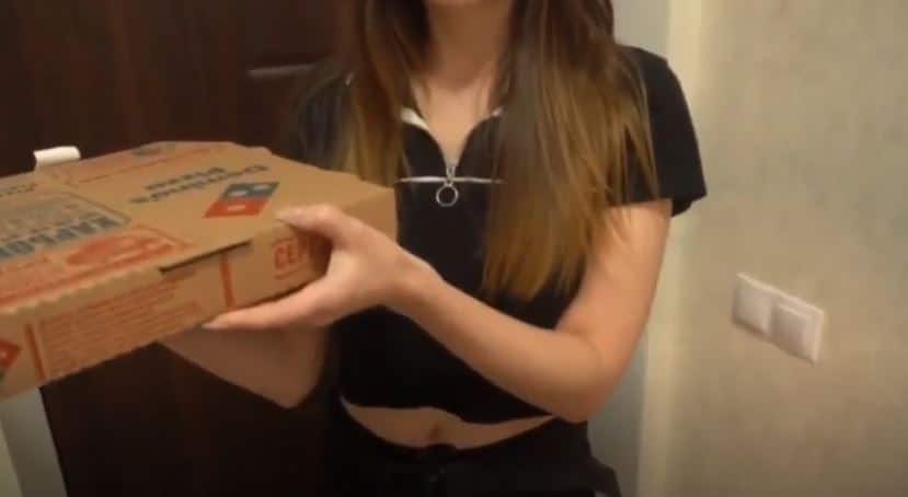 คลิปหลุด VK สาวไทยงานแซ่บ มาส่งพิซซ่า เจอไอ้หนุ่มบ้ากาม จ่ายด้วยควยแทนเงินสด ล่อซะยับเลย