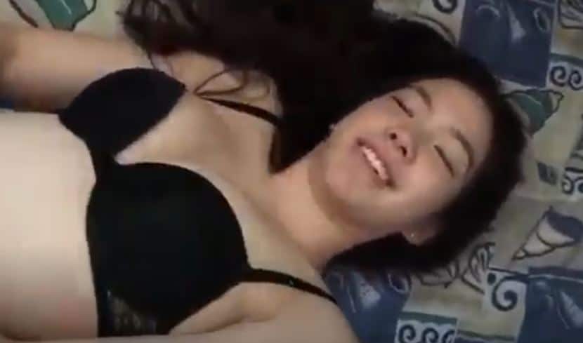 คลิปหลุด VK งานทางบ้าน น้องคนสวยเจอไอ้หนุ่มหน้าเงี่ยน จับเสียบหี น้องคนสวยนอนยิ้มอย่างเดียวเลย