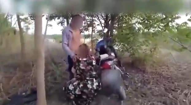 คลิปหลุด VK งานไทย แอบผัวมาเล่นเสียวกับลุงในไร่ โม๊ครัวใส่ยับเลย