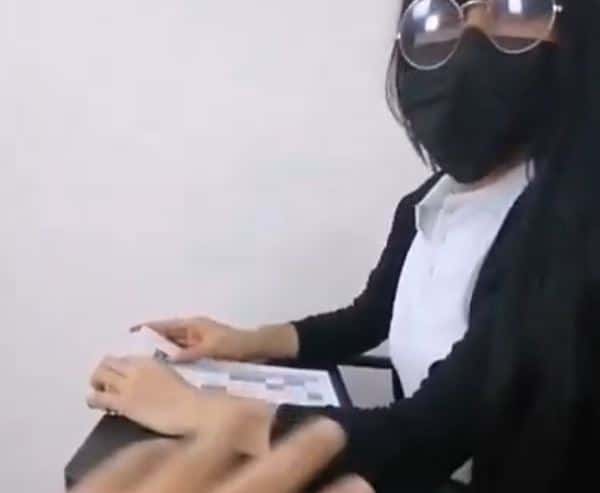 คลิปหลุด VK  สาวแว่นสุดเซ็กซี่นมใหญ่ ขวัญใจชายๆในห้อง เจอหลอกมาล่อ กระหนำซอยหอยยับเลย