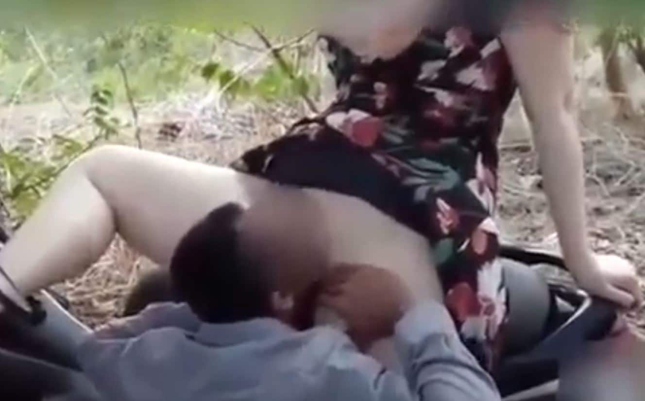 คลิปหลุด VK งานไทยบ้านๆ ลุงแม่งเงี่ยน ขับตามสาวสวยมาล่อหีในป่า กระแทกมันส์เลยลุง