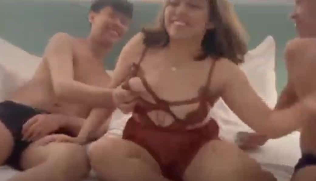 คลิปหลุด VK งานฝรั่งสุดเดือด นัดสองหนุ่มมาล่อหีที่ห้อง เจอจับสวิงกิ้งสุดมันส์กระหนำเย็ดกันไม่ยั้งเลย