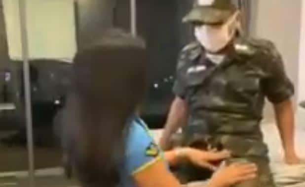 คลิปหลุด VK งานไทย สาวสองแต่งตัวเป็นแอร์ นัดเย็ดกับหนุ่มทหาร เครื่องแบบอย่างแน่น กระแทกอย่างมันส์