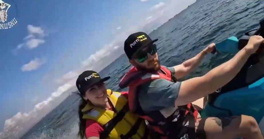 คลิปหลุด VK หนังโป๊ฝรั่ง พ่อหนุ่มเครา พาแฟนสาวมาเอากลางทะเล เย็ดแม่งบนเจ็ทสกีเลย