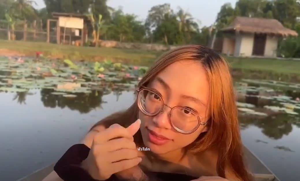 คลิปหลุด VK ผลงานแซ่บจากชายต๊อง น้องแว่นสาวไทย พายเรือมาเล่นเสียวกับชายต๊องล่อกันกลางน้ำเลย