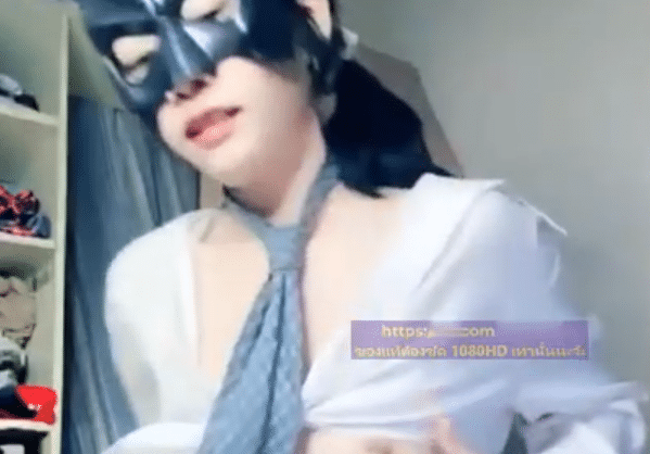 คลิปหลุด VK งานไทยสุดแซ่บสาวแว่น ไลฟ์สดโชว์ของดี นั่งแหวกหีสุดเซ็กซี่เลย